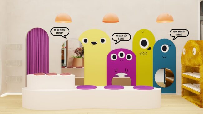 Banco e painel de monstrinhos com balões de fala no espaço infantil da Mega Estilo