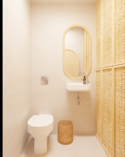 Banheiro da loja By Beach House com espelho em arco e painel ripado de madeira