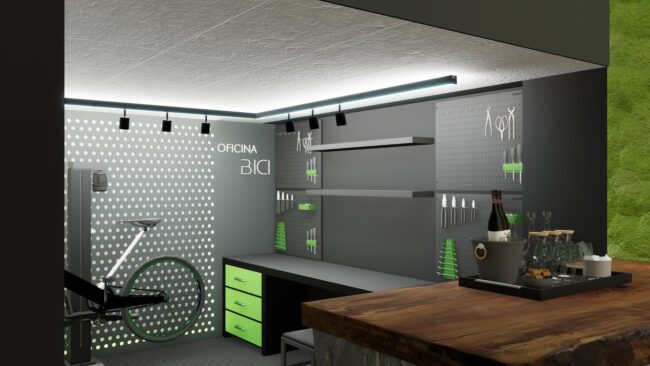 Detalhe da oficina da loja Bici Eletric, com bancada de madeira, ferramentas em painel perfurado e iluminação em LED