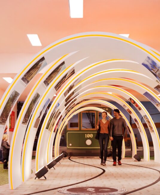 Túnel de arcos com fotografias e bonde 100 da exposição Campo Grande por Trás das Lentes, West Shopping, cenografia da Unpack Design