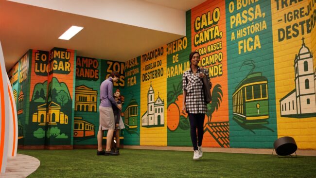 Mural ilustrado com monumentos e frases do bairro da exposição Campo Grande por Trás das Lentes, West Shopping, projeto da Unpack Design