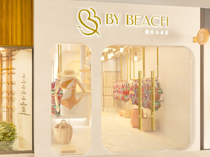 Fachada da loja de moda praia By Beach House em Copacabana, com letreiro dourado e vitrines