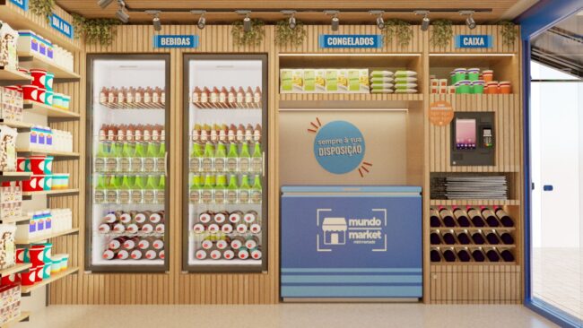 Geladeiras de bebidas, congelados e caixa de autoatendimento do mini mercado Mundo Market