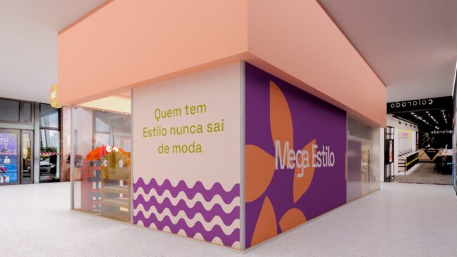 Lateral da fachada da Mega Estilo com a frase Quem tem Estilo nunca sai de moda