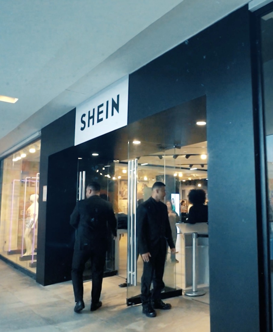 Fachada da loja pop-up Shein no Fashion Mall, projeto da Unpack Design