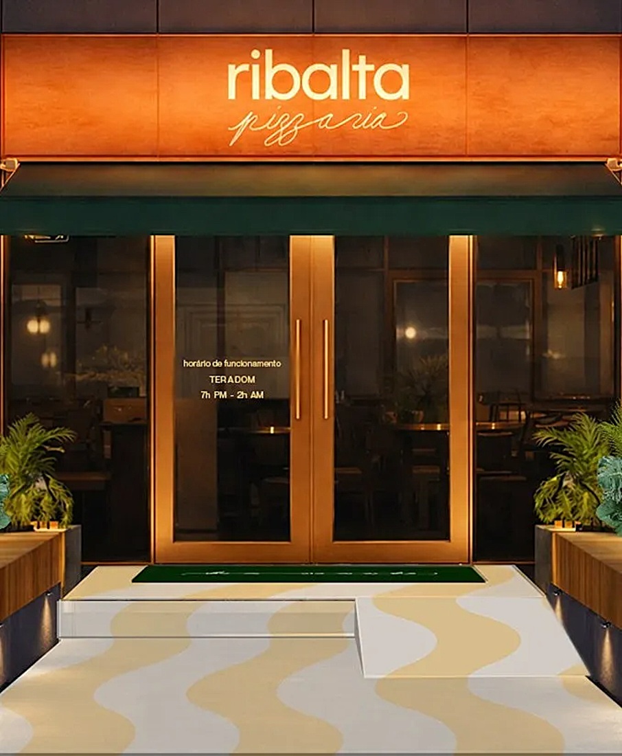 Fachada da Ribalta Pizzaria com letreiro terracota iluminado, porta de vidro e piso em ondas, projeto de ambientação da Unpack Design