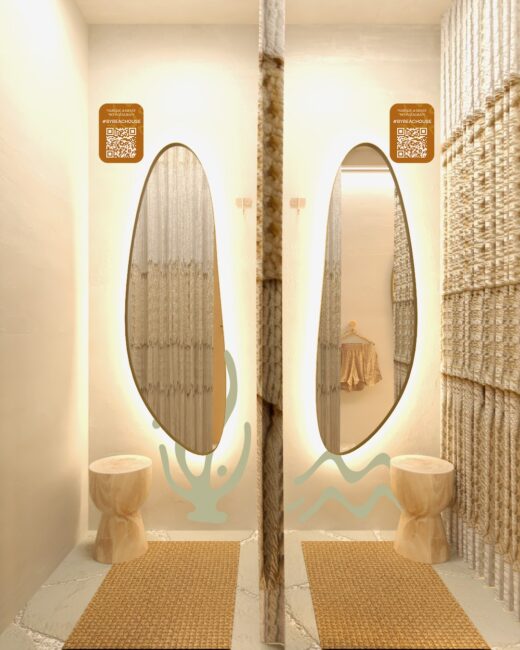 Provador da By Beach House com dois espelhos de formas orgânicas, iluminação de LED e tapetes de fibra natural