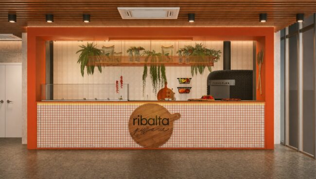 Render do projeto de ambientação da Ribalta Pizzaria, Unpack Design – balcão terracota com tábua de pizza