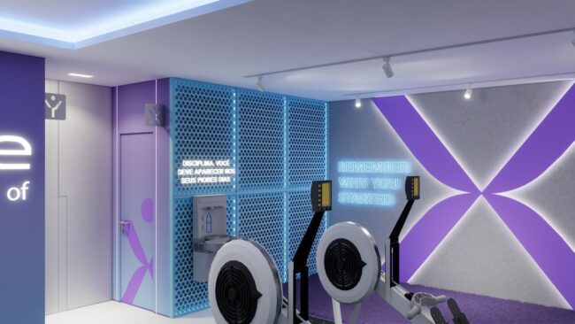 Parede de marca com o X iluminado no estúdio xMoove, projeto da Unpack Design